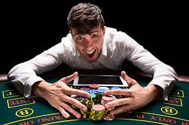 Myanmar ကစားသူများ Online Slots ဂိမ်းများ Smartphone တွင် ကစားနေသောမြင်ကွင်း